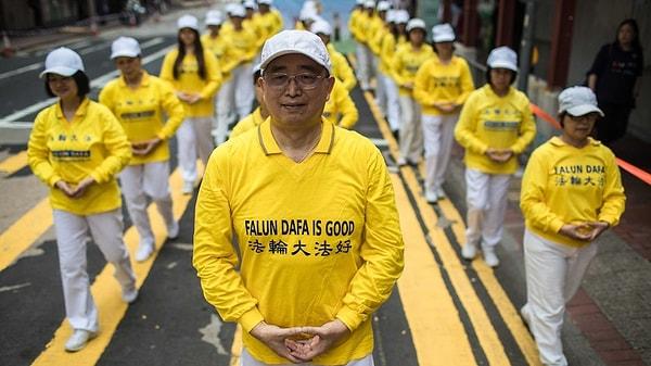 Ancak Falun Gong, Çin Komünist Partisi'ne karşı duruşlarıyla biliniyordu.