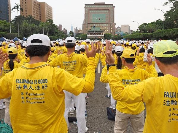 Falun Gong, inancının üç temel ilkesi doğruluk, şefkat ve hoşgörü.