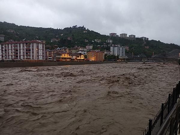 Meteoroloji Genel Müdürlüğü'nün uyarılarının ardından Karadeniz'de birçok il ve ilçede sel felaketi meydana geldi.
