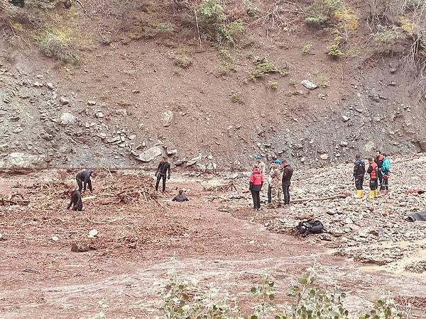 Amasya'da sel sularında kapılan araçtaki 2 kişiden 1'inin cansız bedenine ulaşıldı.