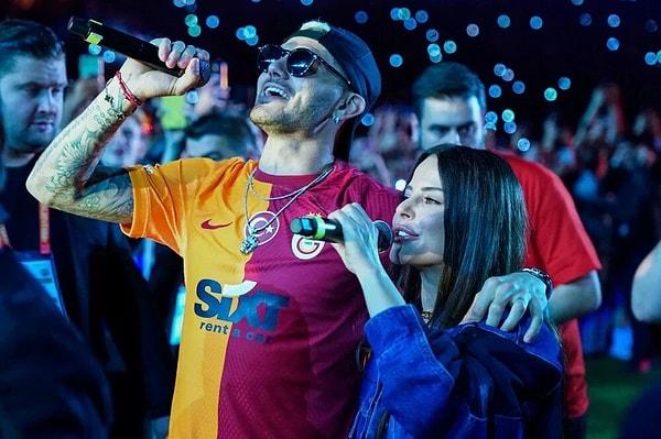 Galatasaray taraftarının sevgilisi Mauro Icardi, şampiyonluk kutlamalarına iki kızı ile birlikte çıktı. Gecenin sürpriz konuğu ise güzel şarkıcı Simge Sağın'dı.