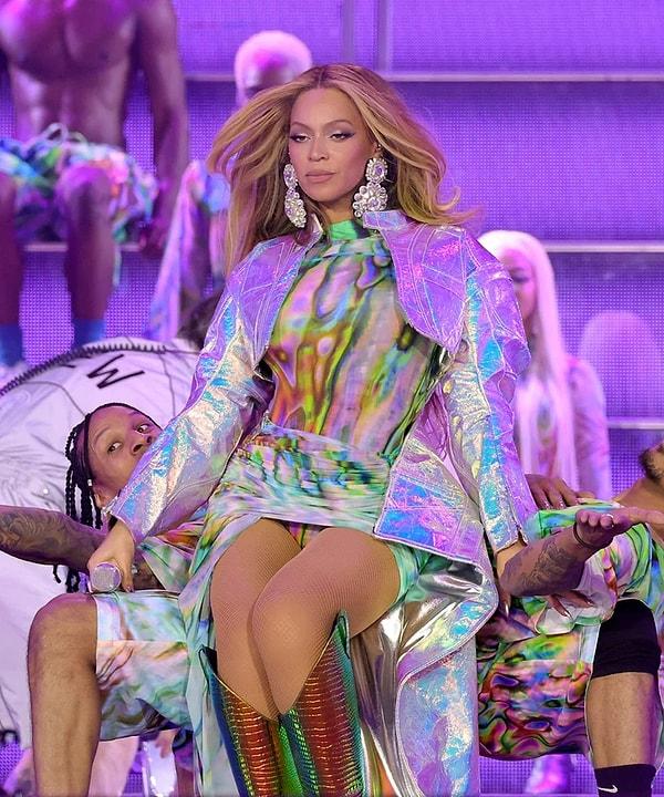 Tottenham Hotspur Stadyumu'ndaki dördüncü konserini de tamamlayan Beyonce adeta "herkese benden çay" edasıyla ekibine hamburger ısmarladı.