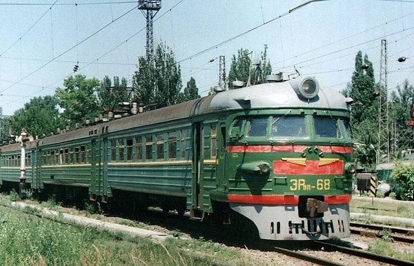 9. Товарный дефицит привел к тому, что из регионов в Москву ездили: