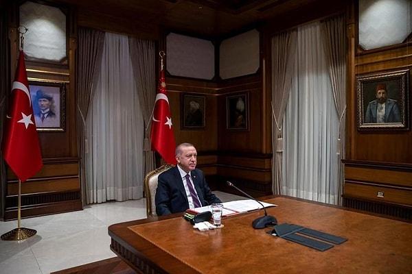 Anadolu Ajansı'nın 2021 yılında Fransa Cumhurbaşkanı ile görüşmeye dair geçtiği fotoğrafta ise Erdoğan'ın hemen arkasında Mustafa Kemal Atatürk portresi var.