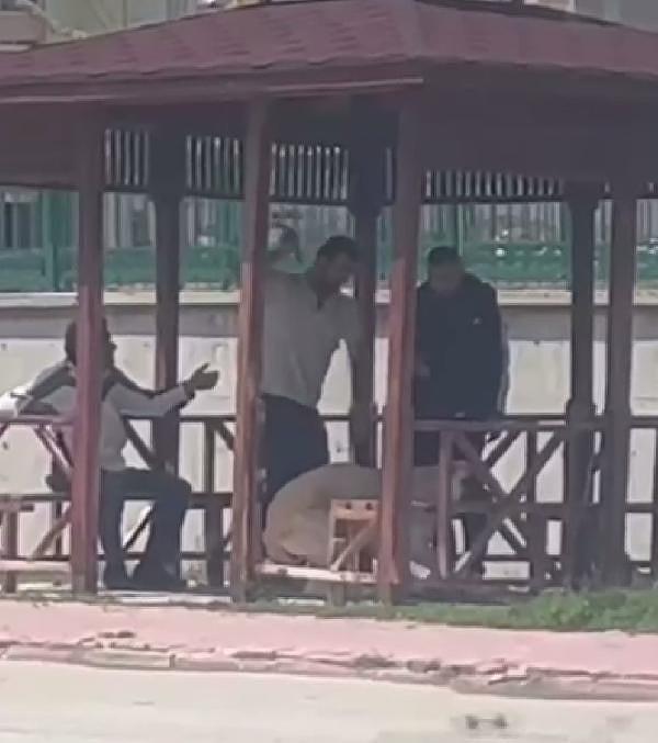 Cihanbeyli ilçesinde dün Ahmet K., kameriyede 2 arkadaşıyla otururken buradaki sahipsiz köpeğe, pantolonundan çıkarttığı kemerle birkaç kez vurdu.