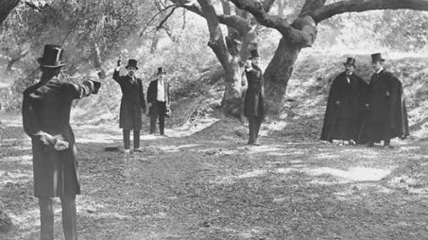 Брат Мэйси ворвался на ферму Генри и выстрелил в него, а затем направил пистолет на себя и застрелился