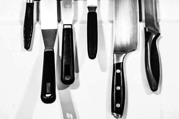 7. "Mutlaka keskin bıçaklarınız olsun: Onları bulaşık makinesinde değil, elde yıkayın."