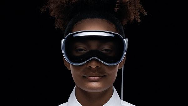 Apple, kullanıcılar tarafından uzun bir süredir beklenen ve sanal gerçeklik alanına yön vereceği tahmin edilen yeni VR gözlüğünü sürpriz bir şekilde tanıttı.