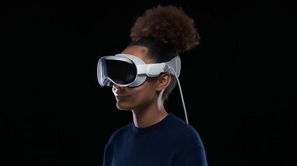 Apple Vision Pro ismini taşıyan yeni sanal gerçeklik cihazı, yapabildiklerinin yanında ilginç tasarımı ile de teknoloji severleri şaşırttı.