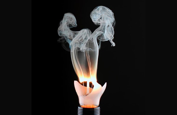 8. Вроде всего лишь лампочка взорвалась, а выглядит как искусство