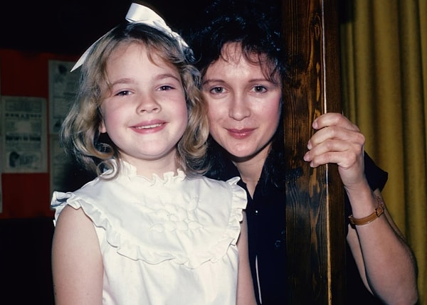 Недавно Дрэ Бэрримор дала интервью, в котором рассказала о детских травмах и неоднозначно высказалась о своей матери