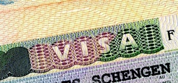 Türkiye Seyahat Acentaları Birliği (TÜRSAB) Başkanı Firuz Bağlıkaya’nın “2022 yılında ret verilen vize müracaat oranı yüzde 15’in üzerinde iken, 2023’te bu oran yüzde 50 civarına yükseldi” açıklamasının ardından başlayan Schengen vizesi ret oranlarına ilişkin tartışmalar sürüyor.