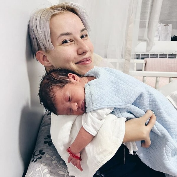 Но несмотря на то, что Деяна недавно стала мамой, она продолжает вести социальные сети, чтобы люди больше знали о жизни с инвалидностью