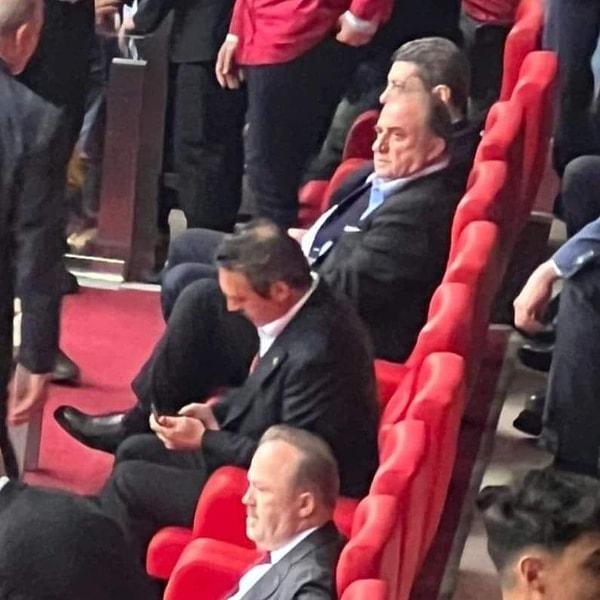Galatasaray'ın Fenerbahçe'yi 3-0 yendiği karşılaşmada Fenerbahçe Başkanı Ali Koç ile Galatasaray efsanesi Fatih Terim yan yana oturarak karşılaşmayı izlemişlerdi.