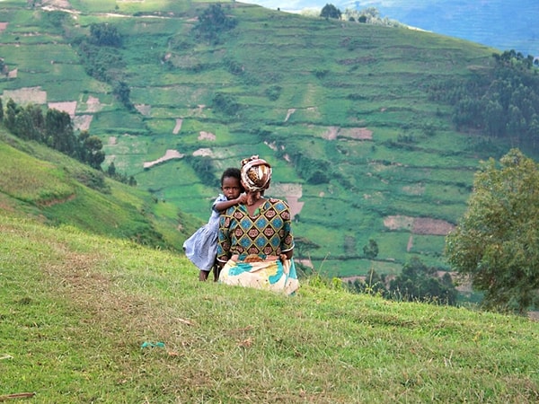 13. Какую страну называют «страной тысячи холмов»?