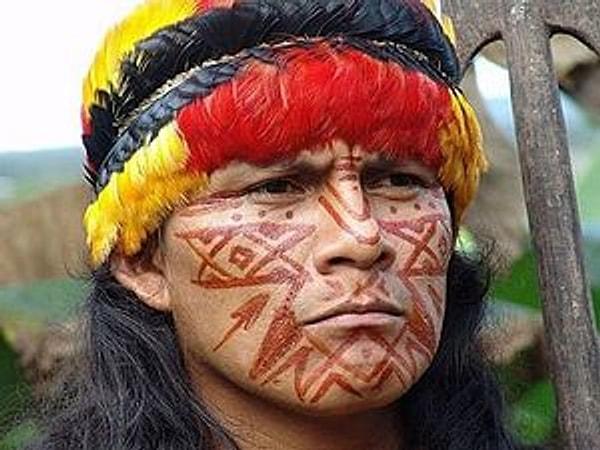Shuar kabilesi Peru sınırında yaşayan savaşçı bir topluluk.