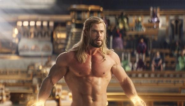 O dursa biz izlesek dediğimiz Hemsworth meğerse süper kahraman olmaktan bıkmış. GQ dergisine verdiği röportajda Thor'dan sıkıldığını söyleyen Hemsworth, resmen kalbimizi kırdı.