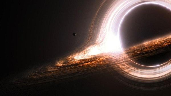 Kara deliklerin her biri birkaç yıldız ağırlığındadır; uzaydan geçerken dalgalar özellikle de kütle çekim dalgaları oluşturacak kadar ağırlardır.