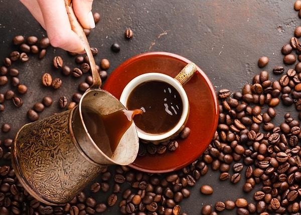 Kilo kaybı için kahveye tereyağı eklemenin potansiyel faydalarını incelemeden önce, tereyağlı kahvenin gerçekte ne olduğunu anlamak çok önemlidir.