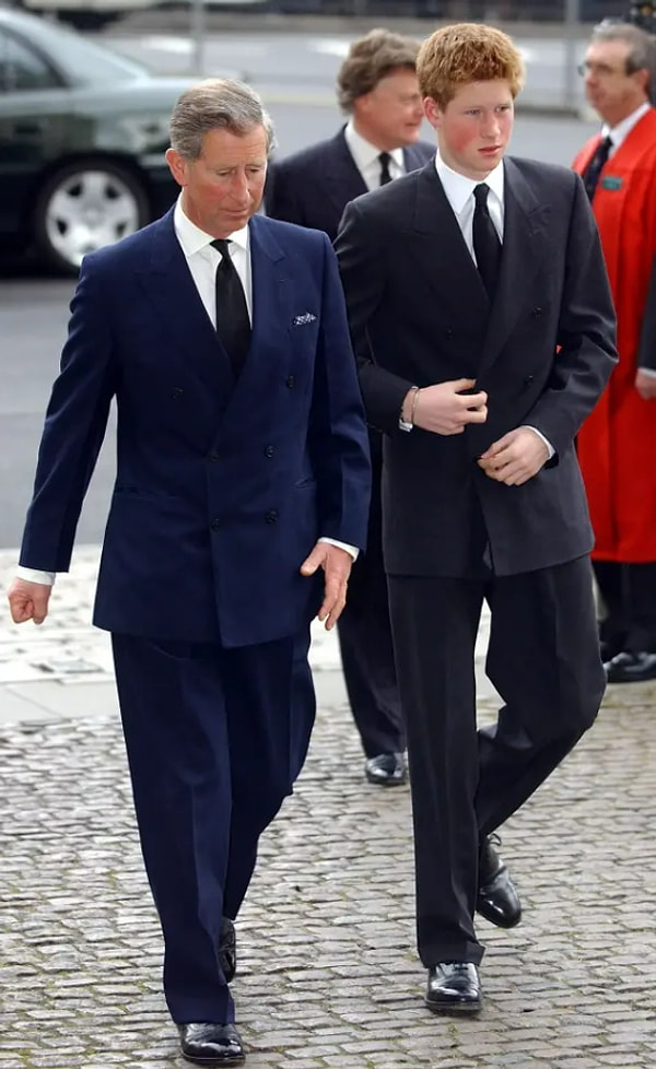 Известно, что роман принцессы Дианы с Джеймсом Хьюиттом произошел после рождения принца Гарри — по сообщениям, пара впервые встретилась в 1986 году — а это означает, что слухи не соответствуют действительности. Однако Гарри сказал, что он не знал об этом, когда газеты распускали слухи