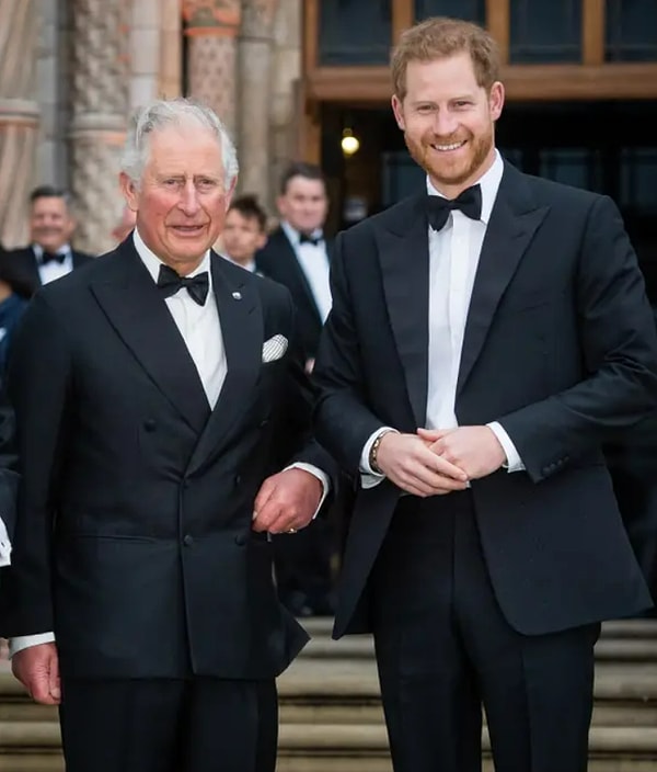 «Па любил рассказывать истории, и эта была одной из лучших в его репертуаре. Он всегда заканчивал ее приступом философствования... „Кто знает, действительно ли ты принц Уэльский? Кто знает, твой ли я настоящий отец?“» — писал Гарри в мемуарах