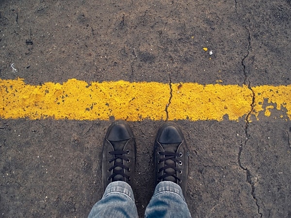 Bu insanlarla aranıza mutlaka mesafe koyun.