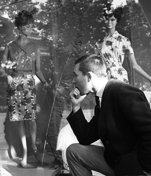 1. Вячеслав Зайцев у витрин ГУМа (1964 год).