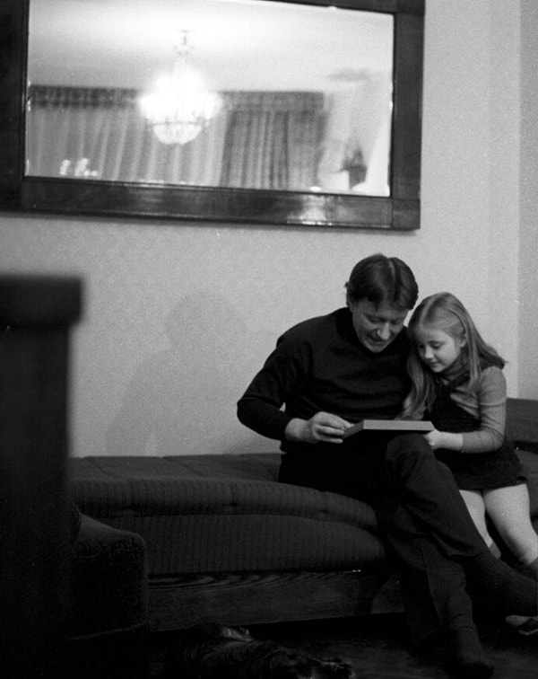 17. Андрей Миронов с дочерью Машей (1980 год).