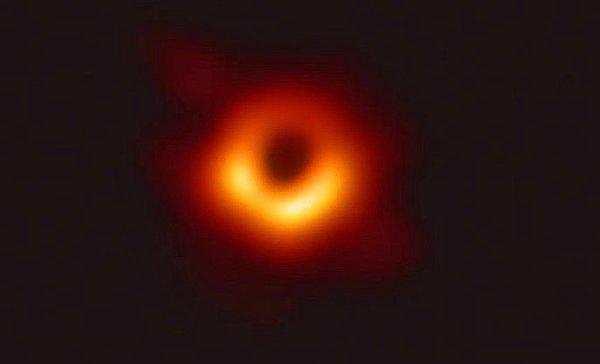 Kabaca bir tahmine göre süper kütleli bir kara deliğin ağırlığı kendi galaksisinin kütlesinin yaklaşık binde biri kadardır.