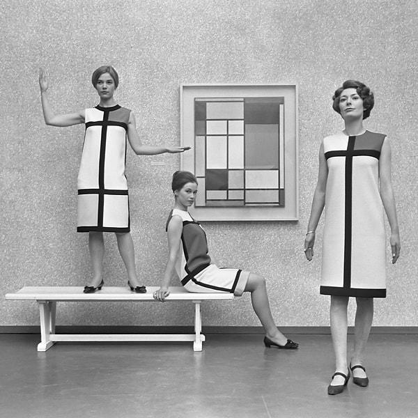 Ünlü Fransız moda tasarımcısı Yves Saint Laurent, 1965 koleksiyonunda Mondrian'ın "Renk Blokları" tablosundan ilham alarak altı elbise tasarladı.
