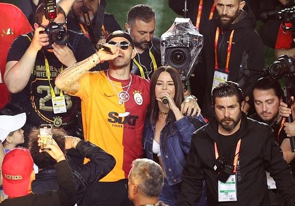 İki kızıyla sahneye çıkan Mauro Icardi ile beraber Galatasaray'ın 23. şampiyonluk kutlamasına katılan Simge bir kesim tarafından eleştirilerin hedefi oldu.