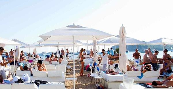 Bodrum’da konserleriyle de ünlü bir özel plajın giriş ücreti bin TL olurken, içerideki harcamalar için en az 1.500 liralık fiş zorunluluğu bulunuyor.