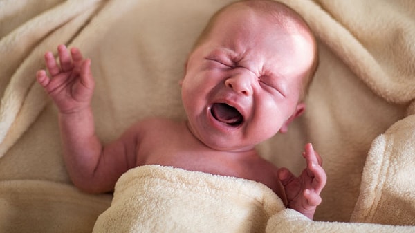 Kolik bebek sendromu da bebeklerin uykusuzluk nedenlerinden biri. Genellikle 1 ve 4 aylık arasındaki bebeklerde görülen kolik bebek sendromu uykusuzluğun nedeni olabiliyor.