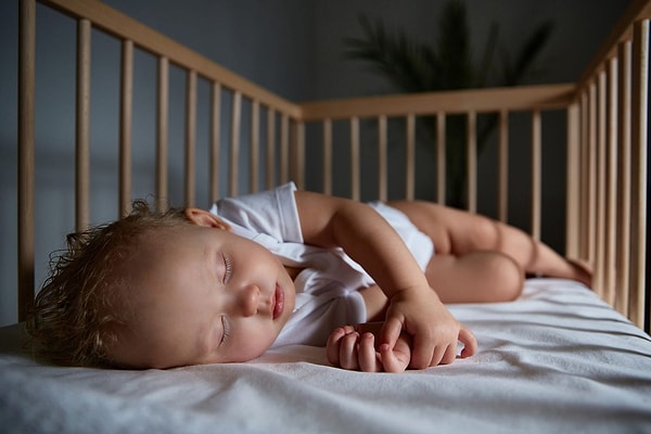 Bebeğinizin yatağı da uykuyu oldukça etkiliyor. Çok sert veya çok yumuşak yataklar bebeğiniz için uygun değil.