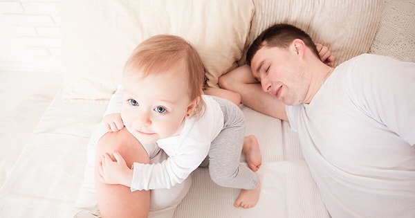 Özellikle bebeklerin algılarının geliştiği 8. ve 9.aylardan sonra bu kaygı oluşabilir. Bu kaygıyı yaşayan bebekler uykuya direnebiliyor.