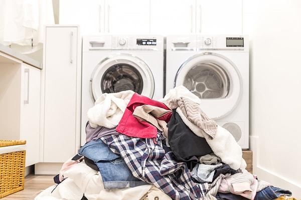 Giysiler sık sık yıkanmaması gerektiği gibi az da yıkanmamalı. Giysileri az yıkadığınızda bazı cilt hastalıklarına ve mantar enfeksiyonlarına davetiye çıkarabilirsiniz.