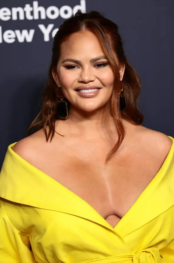 5. В 2020 году Крисси Тейген поделилась в Instagram*, что ей удаляют грудные имплантаты