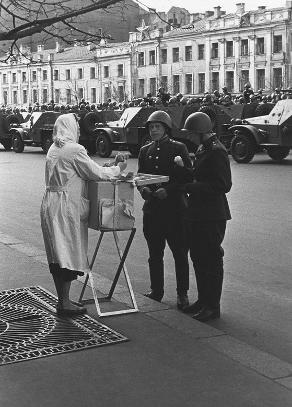 7. «На первомайском параде. Мороженое». 1950 год. Фото: Юрий Кривоносов