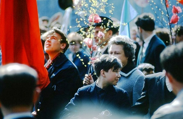 24. Мальчик на параде 1 мая 1964 года в Москве