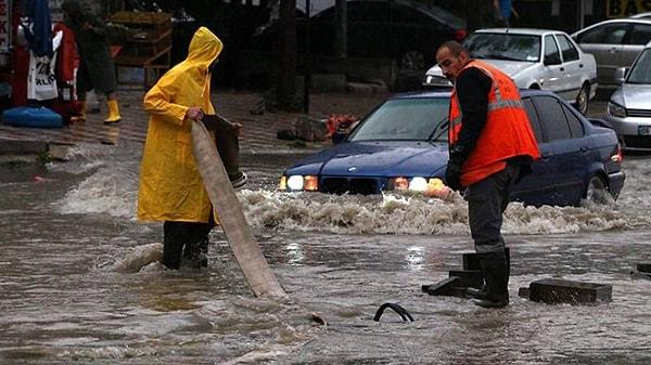 Ankara Büyükşehir Belediye Başkanı Mansur Yavaş, bugün meydana gelmesi beklenen sağanak yağış nedeniyle ilgili birimlerdeki tüm izinlerin kaldırıldığını duyurdu.