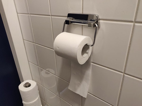 Araştırmalar, arka yüz yönteminin mikropların bulaşma riskini azalttığını gösterse de, alışkanlık ve pratiklik hala çoğu kişi için önemli.