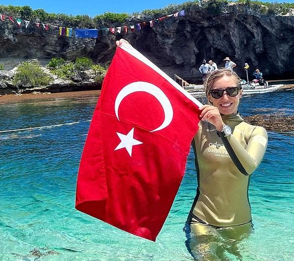 Dünya serbest dalış rekortmeni milli sporcumuz Şahika Ercümen, kendisine sponsorlar tarafından ücretsiz olarak gönderilen ekipmanların gümrüğe takıldığını açıkladı.
