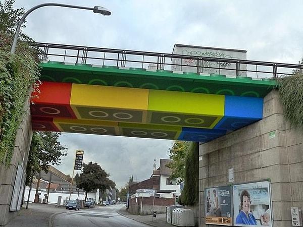 15. Almanya'da bulunan, legoya benzer tasarlanmış köprü altları👇