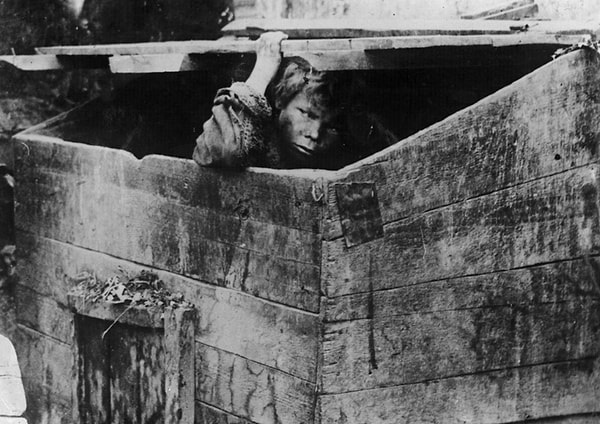 1. Мусорный ящик — жилище беспризорных. Одесса, 1928