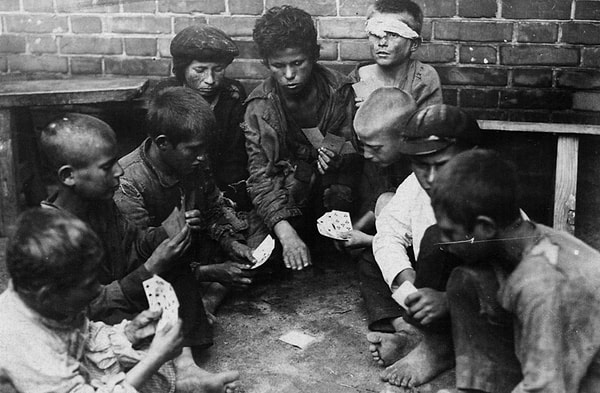 3. Беспризорники за игрой в карты, 1925