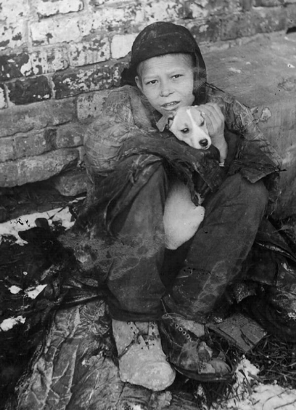 5. Беспризорный мальчик с собакой. Самара, 1930