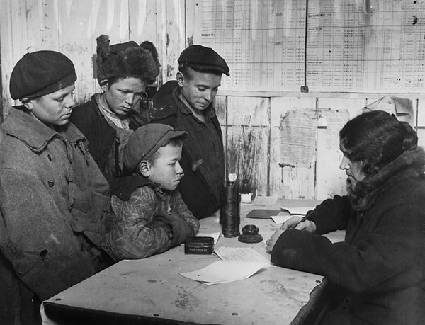 6. Регистрация беспризорных ребят в дежурной комнате школы для беспризорных Московского отдела народного образования. Москва, 1928