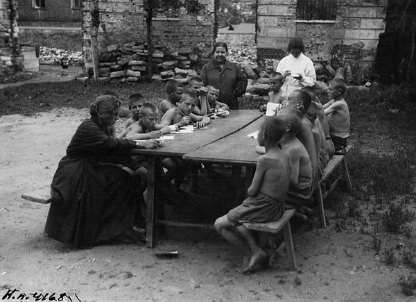 8. Занятия с бывшими беспризорниками. Москва, 1925