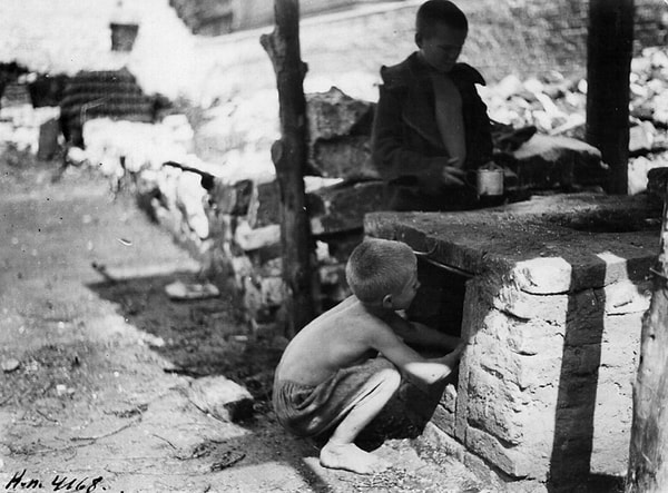 10. Двое беспризорников на улице у печи. Шаболовский детский дом. Москва, 1925