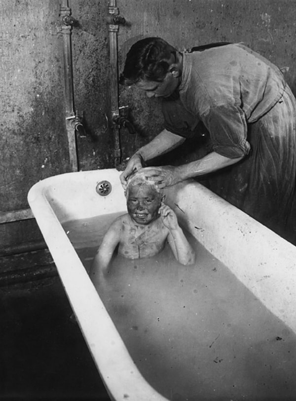 13. Купание беспризорного мальчика в Покровском приемнике. Москва, 1925